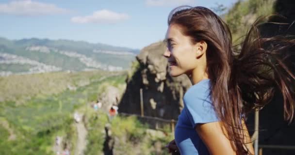 Mosolygó túrázó szélsöprő hajjal Élvezi a kilátást Diamond Head State Monument — Stock videók