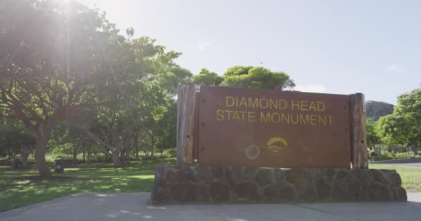 Diamond Head Estado Monumento sinal contra o céu durante o dia ensolarado — Vídeo de Stock