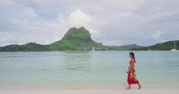 Polinezja Francuska Wakacje Kobieta podróżująca po rajskiej plaży motu Bora Bora — Wideo stockowe