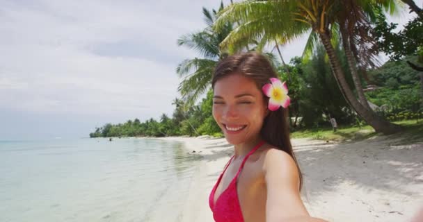 Selfie video - Bikini mujer de viaje en la playa sonriendo haivng diversión en Bora Bora — Vídeo de stock