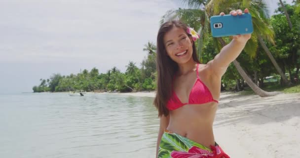 Vrouw het nemen van smart phone selfie video - Bikini reizen strand meisje met behulp van smarphone — Stockvideo