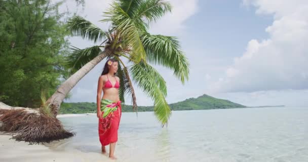 Polinezja Francuska Podróże - Kobieta na rajskiej plaży na wakacjach Bora Bora — Wideo stockowe