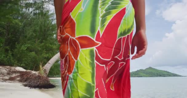 Polinésia Mulher de viagem andando na praia paradisíaca em férias Bora Bora — Vídeo de Stock