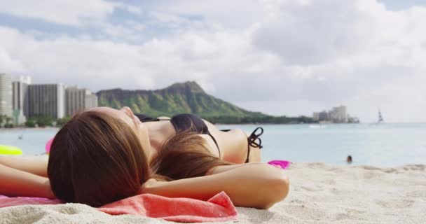 若い女性がワイキキビーチで日光浴をする — ストック動画