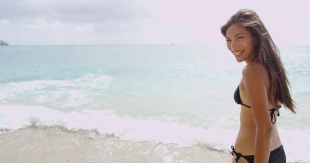 หญิงสาวมีความสุขในบิกินี่เพลิดเพลินกับวันหยุดฤดูร้อนที่ชายหาด Waikiki — วีดีโอสต็อก