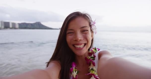 Joven alegre follando labios mientras toma selfie en la playa de Waikiki — Vídeos de Stock