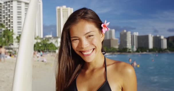 Jovem feliz com prancha de surf contra edifícios em Waikiki Beach — Vídeo de Stock