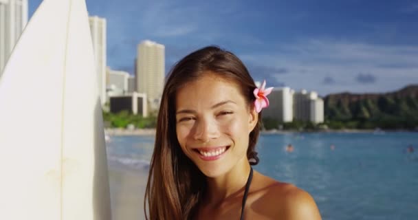 Leende ung kvinna med surfingbräda på Waikiki Beach under sommarlovet — Stockvideo