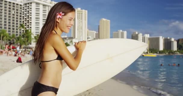 Feliz joven mujer llevando tabla de surf mientras corre en la playa de Waikiki — Vídeos de Stock