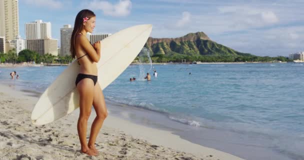 Sensuale giovane donna che trasporta tavola da surf sulla riva a Waikiki Beach — Video Stock