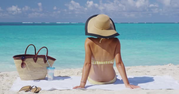 Férias na praia - Mulher de biquíni bronzeada relaxante nas férias na praia — Vídeo de Stock