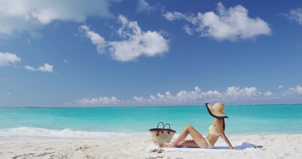 Sexy chapéu biquíni mulher tomar banho de sol relaxante na praia — Vídeo de Stock