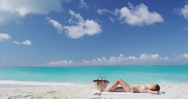 Suntan kvinna få en bikini sol solbränna på stranden semester resor — Stockvideo