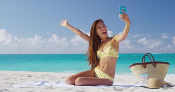 Plaża letnie wakacje - bikini kobieta biorąc telefon selfie opalanie — Wideo stockowe