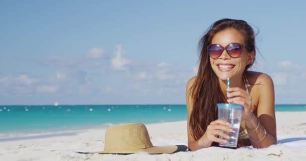 Mujer en vacaciones de viaje por la playa sonriendo y riendo usando gafas de sol — Vídeos de Stock