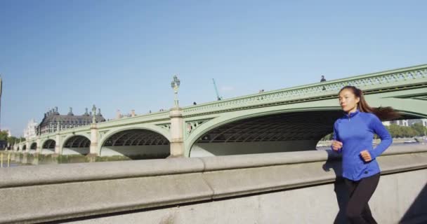 伦敦跑女马拉松训练- -在伦敦市慢跑的女运动员 — 图库视频影像