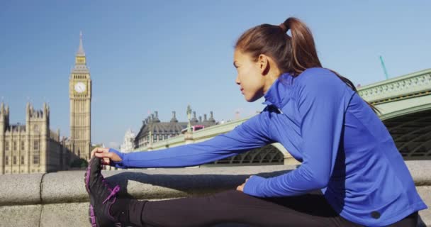 Runner γυναίκα τρέχει και εκτείνεται κοντά Westminster Bridge Λονδίνο — Αρχείο Βίντεο