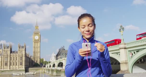 Londralı kadın koşucu Big Ben 'in müziğini dinliyor. — Stok video