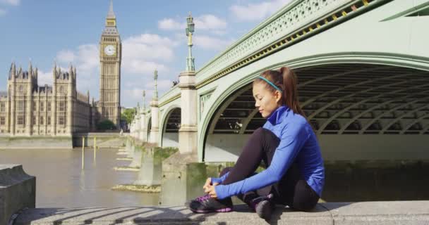 Koşan kadın koşucu Thames nehri ve Westminster köprüsünde Londra 'da koşuyor. — Stok video