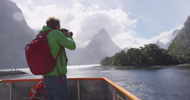 Fotografo di viaggio turista che fotografa Milford Sound, Nuova Zelanda — Video Stock