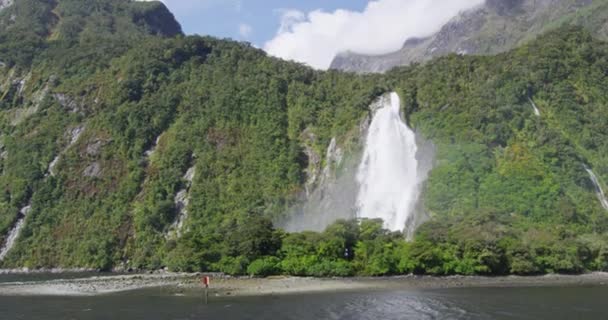 Milford Sound vízesés a Fiordland Nemzeti Parkban, Bowen vízesés, Új-Zéland — Stock videók
