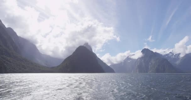 Milford Sound in Fiordland Ulusal Parkı ve Mitre Peak, Yeni Zelanda — Stok video