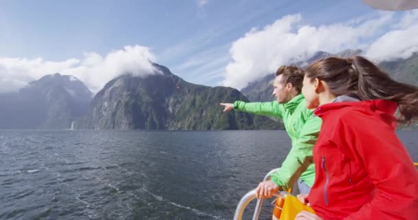 Nova Zelândia Navio de cruzeiro turistas em passeio de barco em Milford Sound, Fiordland — Vídeo de Stock