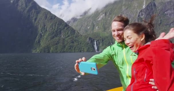 Casal feliz tomando selfie em navio de cruzeiro, Milford Sound, Fiordland, Nova Zelândia — Vídeo de Stock