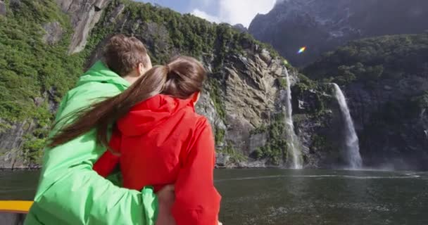 Gemi turistlerini Milford Sound, Fiordland, Yeni Zelanda 'da gezdirin. — Stok video