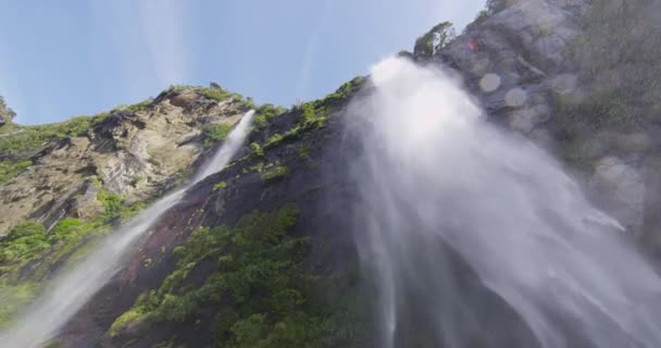 Cascada de cerca con spray de agua y arco iris en Milford Sound Nueva Zelanda — Vídeo de stock