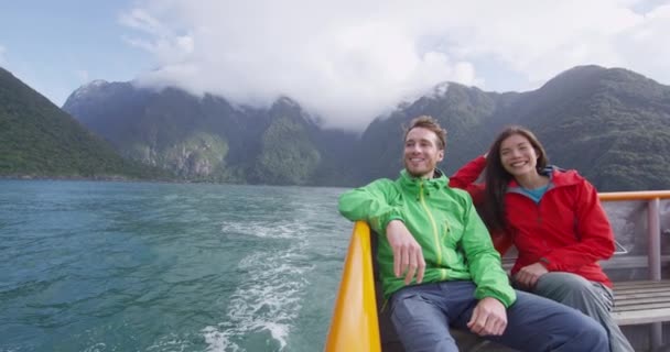 Turyści wycieczkowi statkiem wycieczkowym w Milford Sound, Fiordland, Nowa Zelandia — Wideo stockowe