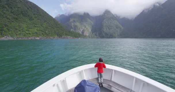 Kreuzfahrtschiff im neuseeländischen Milford Sound Fiordland — Stockvideo