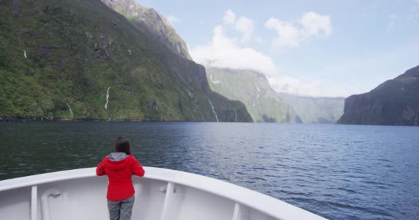 Turysta statkiem wycieczkowym w podróży w Nowej Zelandii Milford Sound Fiordland — Wideo stockowe