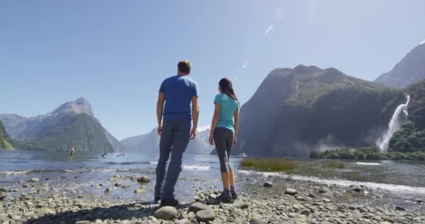 Neuseeland - Touristen wandern im Stehen und betrachten den Milford Sound — Stockvideo