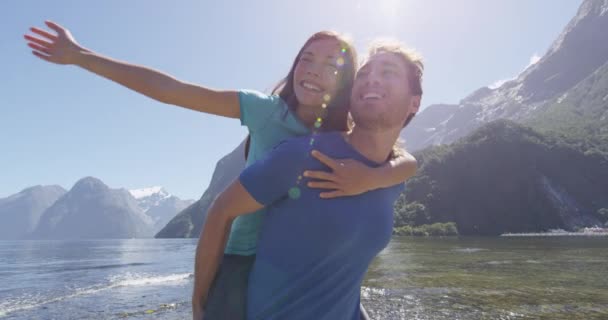 Pareja en el amor divertirse al aire libre en la naturaleza en Milford Sound Nueva Zelanda — Vídeo de stock