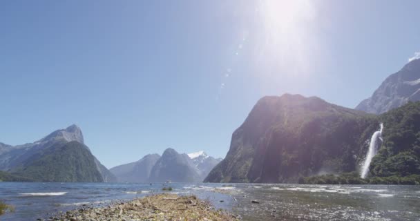 Milford Sound Waterfall in and Mitre Peak Fiordland National Park, Nueva Zelanda — Vídeo de stock