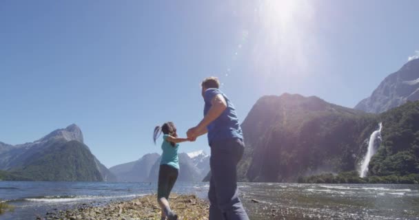 Pareja en el amor divertirse al aire libre en la naturaleza en Milford Sound Nueva Zelanda — Vídeo de stock