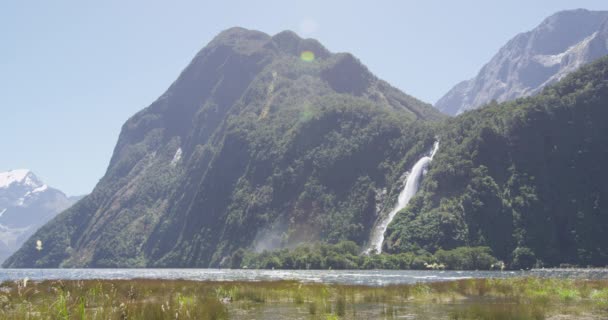 Nova Zelândia Milford Sound Waterfall em Fiordland National Park, Bowen Falls — Vídeo de Stock