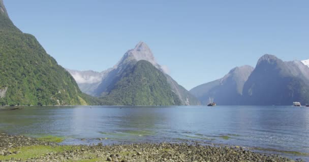 Milford Sound i Mitre Peak w Parku Narodowym Fiordland w Nowej Zelandii — Wideo stockowe