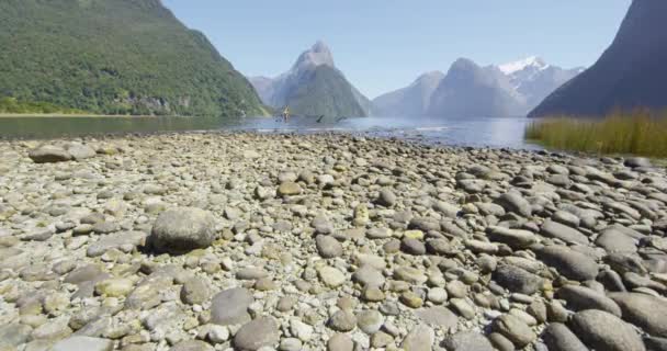 Nowa Zelandia turystycznym Milford Sound i Mitre Peak w Fiordland — Wideo stockowe