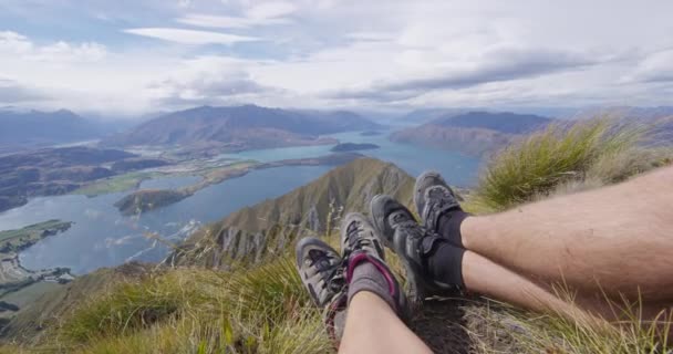 Wanderlust äventyr och vandring semester koncept med vandrare vandrare vandringskängor — Stockvideo