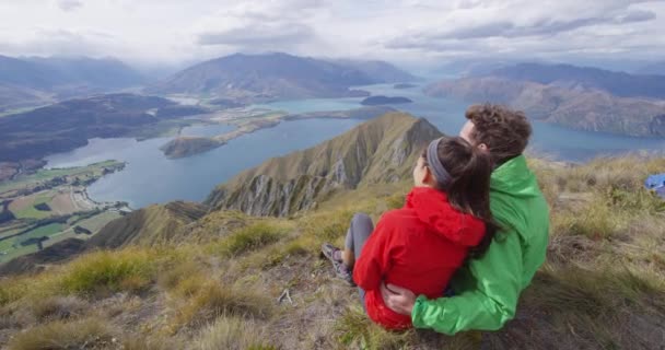 Gezinen çift macera ve seyahat tatili konsepti — Stok video