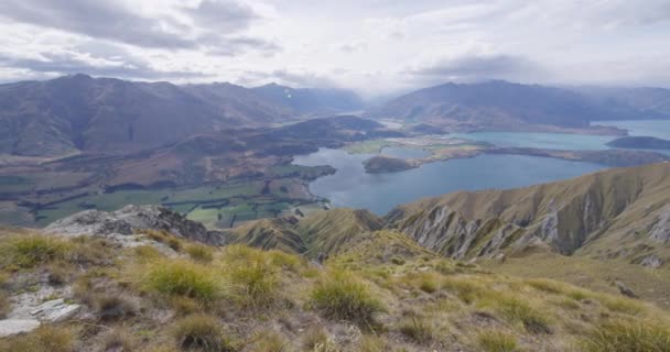 Nya Zeeland natur landskap från Roys Peak visar hisnande utsikt — Stockvideo