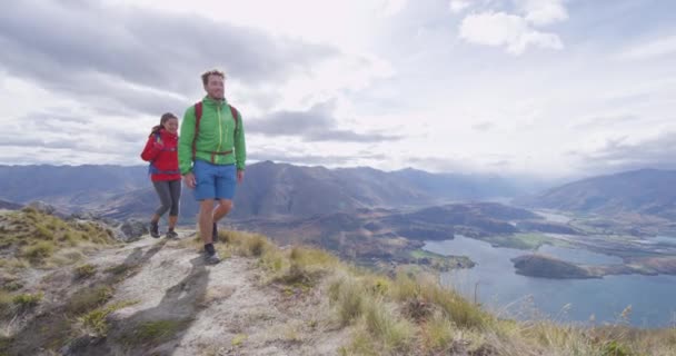 Vandrare vandrar upp berömda vandring till Roys Peak på Sydön, Nya Zeeland — Stockvideo