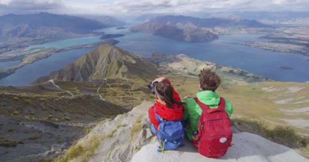 Senderistas mirando a la vista en la cima de la montaña en vacaciones de viaje de senderismo — Vídeo de stock