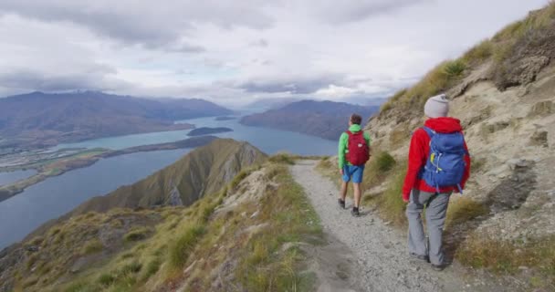 Senderismo en Nueva Zelanda en la cima de la montaña Roys Peak disfrutando de un estilo de vida activo — Vídeos de Stock