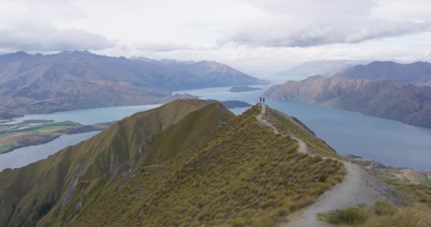 Nova Zelândia caminhadas pessoas no topo da montanha Roys Peak desfrutando de estilo de vida ativo — Vídeo de Stock