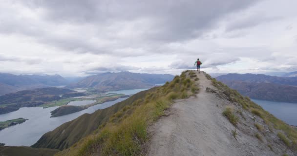 Wędrowiec skoki radości śmieszne - człowiek wędrówki w Nowej Zelandii — Wideo stockowe