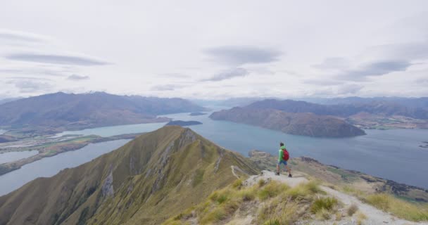 Nya Zeeland vandrare man på bergstopp Roys Peak njuter av aktiv livsstil — Stockvideo