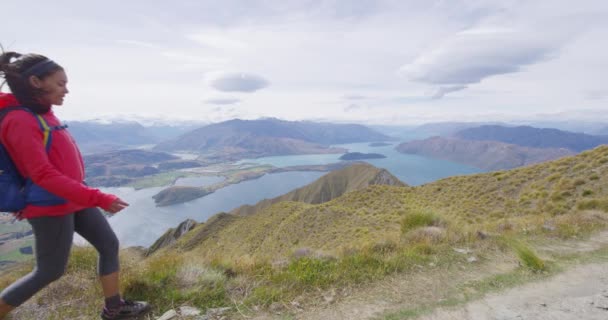 Un couple de randonneurs poursuit sa célèbre randonnée jusqu'à Roys Peak sur l'île du Sud, en Nouvelle-Zélande — Video